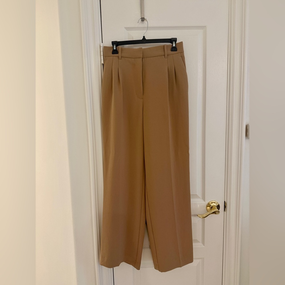 Aritzia - Wilfred Effortless Pant - Gold Camel 
Size 8, NWOT